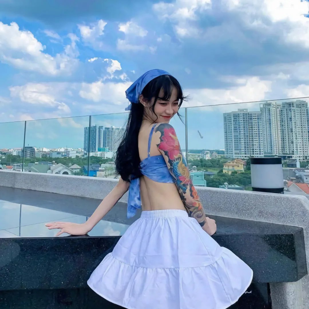 他从火光中走来